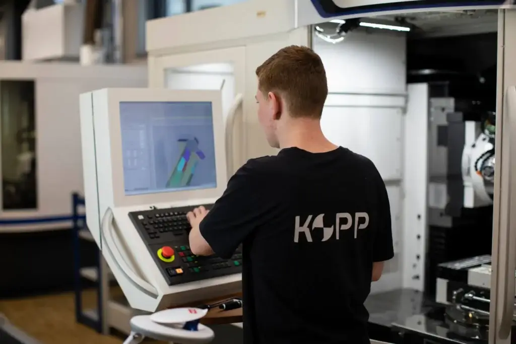 Kopp Schleiftechnik Winterkasten Sonderfertigung Mitarbeiter an Maschine