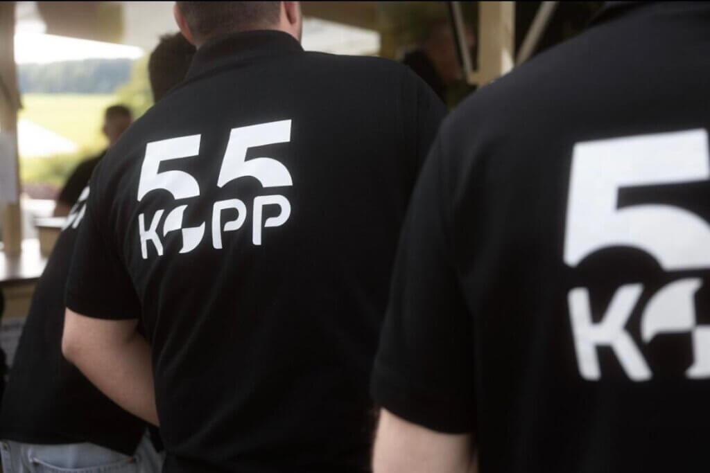 55 Jahre Kopp Jubiläum wird gefeiert. Dazu haben Mitarbeiter Shirts mit Jubiläumslogo an.